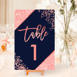 Tarjeta De Mesa Moda purpurina de coral guión número de tabla azul<br><div class="desc">tipografía de coral de moda en el bloque de color purpurina de coral azul marino de personalizable y Relieve metalizado de coral falso rayas geométricas número de tabla de moda boda ,  perfecto para una boda elegante en la playa, </div>
