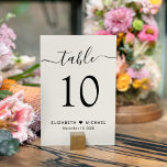 Tarjeta De Mesa Moda Script Cream Wedding Recepción<br><div class="desc">Moda crema marca del número de la mesa de la recepción nupcial con "mesa" en un guión de caligrafía con toques, el número de la tabla en una tipografía serif elegante, sus nombres unidos por un corazón y la fecha de recepción. Cree cada número de tabla y añada a su...</div>