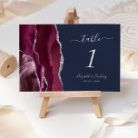 Tarjeta De Mesa Moderna Boda azul de la Marina de Plata Borgoña<br><div class="desc">El borde izquierdo de esta elegante y moderna tarjeta boda número de mesa cuenta con un borde color agua burdeos recortado con un falso purpurina plateado. El texto del personalizable combina la escritura a mano gris plateado,  las fuentes cursiva y de copperplate en un fondo azul marino.</div>