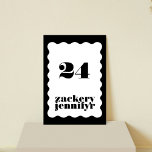 Tarjeta De Mesa Moderna negrita Boda blanco negro de borde estelop<br><div class="desc">Este diseño es parte de una colección - por favor contáctenme si necesitan algún material de papelería adicional Este diseño moderno es minimalista, pero lúdico, con una ubicación perfecta de texto en blanco y negro, lo que resulta en un aspecto limpio y ordenado. Este diseño es de personalizable a otros...</div>