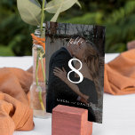 Tarjeta De Mesa Moderna personalizado minimalista foto superpuesta<br><div class="desc">Guión de caligrafía de clase simple moda de texto negro y blanco sobrecoste nombres de novia y novio y número de tabla boda personalizado de foto. Por favor, tenga en cuenta que para ordenar números diferentes necesita personalizares y ponerlos en el carro de la compra uno por uno (una tarjeta...</div>