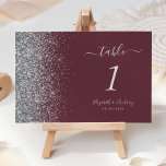 Tarjeta De Mesa Moderno Boda Borgoña Purpurina Borgoña<br><div class="desc">El borde izquierdo de este elegante y moderno número de mesa boda cuenta con un diseño purpurina de imitación plateado. El texto del personalizable combina la escritura a mano gris plateado,  la copperplate y las fuentes cursivas en un fondo borgoñoso.</div>