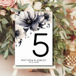 Tarjeta De Mesa Moderno Boda elegante de flor blanca negra<br><div class="desc">Diseño moderno y sobrio de bodas florales negras y blancas. Un aspecto clásico pero caprichoso con flores negras, grises y cremas con fuentes negras y letras modernas. Edite todo el texto a su propia información. ¡Incluso puedes cambiar el color de fondo a lo que quieras! También tengo otros estilos similares...</div>