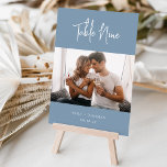 Tarjeta De Mesa Moderno manuscrito   clásica foto de serie<br><div class="desc">Las tarjetas de número de tabla simples y de moda en Dusty Blue y en blanco hacen una declaración elegante en su boda o evento. Funciones de diseño "tabla [número]" en escritura manuscrita, dos líneas de texto personalizado adicionales a lo largo de la parte inferior (se muestran con sus nombres...</div>