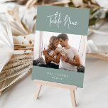 Tarjeta De Mesa Moderno manuscrito   clásica foto de serie<br><div class="desc">Las tarjetas de número de tabla simples y de moda en Eucalyptus Green y white hacen una declaración elegante en su boda o evento. Funciones de diseño "tabla [número]" en escritura manuscrita, dos líneas de texto personalizado adicionales a lo largo de la parte inferior (se muestran con sus nombres y...</div>