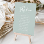 Tarjeta De Mesa Moderno manuscrito   nombres clásicos de invitados<br><div class="desc">Las tarjetas de número de tabla simples y de moda en Sage Green y en blanco hacen una declaración elegante en su boda o evento. Funciones de diseño "tabla [número]" en la escritura manuscrita, con nombres de invitados individuales debajo en tipografía serif intemporal. El diseño se repite en ambos lados....</div>