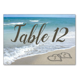 Tarjeta De Mesa Monograma de boda de playa en la arena