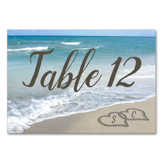 Tarjeta De Mesa Monograma de boda de playa en la arena (Anverso)