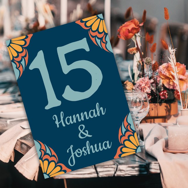 Tarjeta De Mesa Naranja Groovy florece en Boda azul profundo (Subido por el creador)