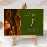 Tarjeta De Mesa Naranja quemado Agate Olive Green Boda<br><div class="desc">El borde izquierdo de esta elegante y moderna tarjeta boda número de mesa cuenta con un borde de barra acuarela naranja quemado recortado con un falso purpurina de oro. El texto del personalizable combina la escritura a mano en tonos marrones,  cursiva y copperplate en un fondo verde oliva.</div>