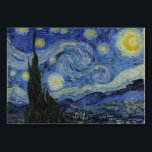 Tarjeta De Mesa Noche estrellada de Vincent Van Gogh<br><div class="desc">Noche estrellada de Vincent Van Gogh, aceite sobre lienzo 1889, es un paisaje pintado de un gran torbellino de estrellas brillantes sobre un paisaje de pueblos distantes y colinas onduladas, con un solo ciprés levantando en primer plano como una llama verde oscura. Van Gogh pintó su obra maestra estrellada no...</div>