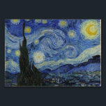 Tarjeta De Mesa Noche estrellada de Vincent Van Gogh<br><div class="desc">Noche estrellada de Vincent Van Gogh, aceite sobre lienzo 1889, es un paisaje pintado de un gran torbellino de estrellas brillantes sobre un paisaje de pueblos distantes y colinas onduladas, con un solo ciprés levantando en primer plano como una llama verde oscura. Van Gogh pintó su obra maestra estrellada no...</div>