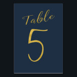 Tarjeta De Mesa número de tabla boda purpurina oro marina elegante<br><div class="desc">Tarjeta de mesa de recepción de boda con guión de caligrafía formal de Relieve metalizado de oro falso. El color de fondo azul marino es editable. Puede cambiarlo después de pulsar el botón PERSONALIZAR. Puede encontrar toda la gama de números (1 - 50) aquí: http://bit.ly/2sLMaFh Si necesita ayuda, por favor...</div>