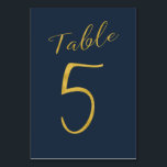 Tarjeta De Mesa número de tabla boda purpurina oro marina elegante<br><div class="desc">Tarjeta de mesa de recepción de boda con guión de caligrafía formal de Relieve metalizado de oro falso. El color de fondo azul marino es editable. Puede cambiarlo después de pulsar el botón PERSONALIZAR. Puede encontrar toda la gama de números (1 - 50) aquí: http://bit.ly/2sLMaFh Si necesita ayuda, por favor...</div>