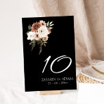 Tarjeta De Mesa Número de tabla de Boda floral Rústico en negro y<br><div class="desc">Número de tabla de Bodas florales Rustic Black and Peach. El elegante número de la mesa boda le invita a su boda con una hermosa mezcla de melocotón y flores verdes de oliva sobre un brillante fondo negro. Este número de mesa boda tiene un bonito diseño floral y botánico, con...</div>