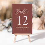 Tarjeta De Mesa Número de tabla de bodas de otoño de Marsala<br><div class="desc">Elegante tarjeta de número de mesa de boda con un guión moderno de caligrafía con el número de la mesa, los nombres y la fecha de boda mostrados con letras blancas en un fondo de marsala. El número de la mesa de marsala es perfecto para bodas de finales de verano...</div>