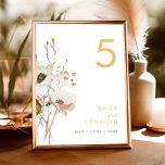 Tarjeta De Mesa Número de tabla de flor silvestre capáz<br><div class="desc">Este fantástico número de la mesa de Wildflower es perfecto para su sencillo y elegante boda de boho. ¡Las minimalistas flores silvestres acuáticas te ayudarán a revivir tu visión! El diseño de las flores bonito blancas y doradas, con toques de morado y amarillo, completará con seguridad tu sueño mínimo de...</div>
