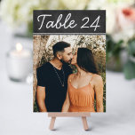 Tarjeta De Mesa Número de tabla de fotos del Boda de pizarra negra<br><div class="desc">Las elegantes tarjetas de mesa de boda personalizadas se pueden personalizar con una foto de compromiso de la novia y el novio. El diseño presenta el texto del número de la tabla blanca sobre un fondo rústico de estilo pizarra negra. Para el personalizar: escriba el número de tabla, haga clic...</div>