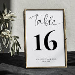 Tarjeta De Mesa Número de tabla de guiones minimalista en blanco y<br><div class="desc">Termine su decoración de eventos privados o de negocios con este elegante signo de número de tabla de caligrafía. Esta simple tarjeta de números de mesa en blanco y negro cuenta con un gran número en el tipo de letra del guión medio y elegante en la parte superior, ideal para...</div>