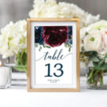 Tarjeta De Mesa Números de tabla de Boda de la Marina de Borgoña d<br><div class="desc">Ayude a sus huéspedes a encontrar fácilmente su camino con estas preciosas tarjetas de doble cara. ¡Edite fácilmente los números,  nombres y fecha! Este diseño presenta un hermoso ramo de flores de la marina borgoña y un elegante tipo de letra de guión.</div>