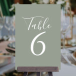 Tarjeta De Mesa Números elegantes de tabla de guiones verdes<br><div class="desc">Diseñado para coordinar con nuestra colección boda Signature. Estos elegantes números de mesa verde sabio se pueden personalizar con letras blancas de moda. Diseñado por Thisisnotme©</div>