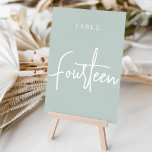 Tarjeta De Mesa Pale Sage Green Hand Scripts CATORCE<br><div class="desc">Las tarjetas de número de tabla simples y de moda en verde y blanco Pale Sage hacen una declaración elegante en su boda o evento. Las funciones de diseño "table [number]" se encuentran en una mezcla de letras clásicas de sif y manuscritas. El diseño se repite en ambos lados. Las...</div>