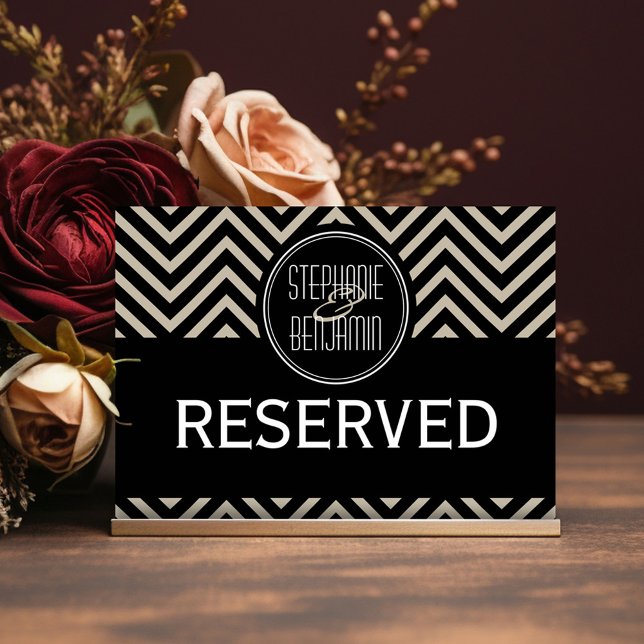 Tarjeta De Mesa Patrón de cheurón negro y pekinés de Art Deco (Black and Taupe Vintage Art Deco Wedding - Reserved table Sign)