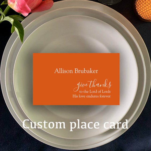 Tarjeta De Mesa Personalizado Naranja quemado da gracias nombre de (Personalize these burnt orange Thanksgiving place cards. Elegant custom Give thanks scripture.)