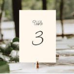 Tarjeta De Mesa Quirky Handwriter Boda<br><div class="desc">El número de la tabla boda,  excéntrico y caprichoso,  con un hermoso tipo de letra manuscrita en un estilo divertido y lúdico y texto completamente personalizable. Los números de tabla aparecen en un esquema de color neutro de gris oscuro en crudo.</div>