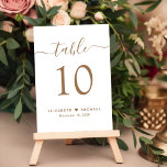 Tarjeta De Mesa Recepción de Boda con Guión Dorado de moda<br><div class="desc">Señal de número de la mesa de recepción de bodas de moda con "mesa" en un elegante guión de caligrafía dorada con toques, el número de la mesa en una elegante tipografía de sables dorados, sus nombres unidos por un corazón y la fecha de recepción. Cree cada signo de número...</div>