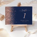 Tarjeta De Mesa Rosa azul  moderno Purpurina de oro Boda<br><div class="desc">El borde izquierdo de este elegante y moderno número de mesa boda cuenta con un diseño rosa de imitación de oro purpurina. El texto del personalizable combina escritura a mano rosa rosa,  copperplate y tipografías cursivas en un fondo azul marino.</div>