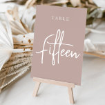 Tarjeta De Mesa Rosa Taupe Tabla con guiones a mano QUINCE<br><div class="desc">Las tarjetas de número de tabla simples y de moda en color rosa de color de tierra y blanco hacen una declaración elegante en su boda o evento. Las funciones de diseño "table [number]" se encuentran en una mezcla de letras clásicas de sif y manuscritas. El diseño se repite en...</div>