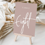 Tarjeta De Mesa Rosa Taupe Tabla con guiones de mano OCHO<br><div class="desc">Las tarjetas de número de tabla simples y de moda en color rosa de color de tierra y blanco hacen una declaración elegante en su boda o evento. Las funciones de diseño "table [number]" se encuentran en una mezcla de letras clásicas de sif y manuscritas. El diseño se repite en...</div>