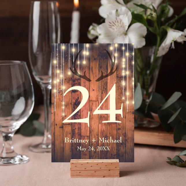 Tarjeta de mesa Rústica Antler Light String (Rustic wood string lights antler design table number card is perfect for your wedding reception.)