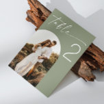 Tarjeta De Mesa Sage Green Boda | Elegante foto de arco Minimalist<br><div class="desc">Trae un toque natural y elegante a la recepción de tu boda con esta tarjeta de número de mesa verde sabio. Con un diseño minimalista limpio, un texto de guión elegante y una foto opcional en forma de arco, este diseño verde silencioso es perfecto para bodas modernos, rústicos o botánicos....</div>