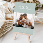 Tarjeta De Mesa Sage Modern Handwriter   Classic Serif Photo<br><div class="desc">Las tarjetas de número de tabla simples y de moda en Sage Green y en blanco hacen una declaración elegante en su boda o evento. Funciones de diseño "tabla [número]" en escritura manuscrita, dos líneas de texto personalizado adicionales a lo largo de la parte inferior (se muestran con sus nombres...</div>