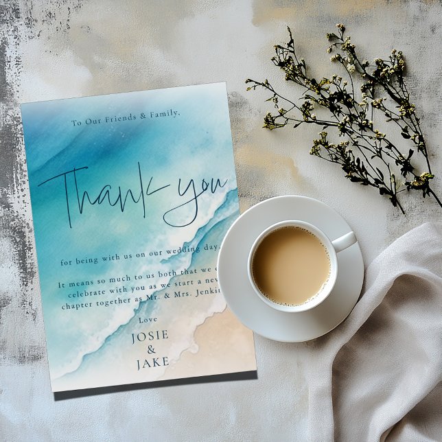 Tarjeta De Mesa Serene Blue Ocean Beach Wedding Cartas de agradeci (Wedding "Thank you" card with message and a golden sandy beach and blue ocean background)