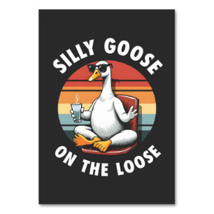 Tarjeta De Mesa Silly Goose en el retro de yoga de meditación suel