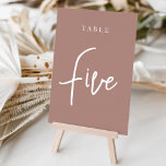 Tarjeta De Mesa Tabla con guiones a mano de Terracota CINCO<br><div class="desc">Tarjetas simples y de moda de números de tabla en color tierra Terracota y blanco hacen una declaración elegante en su boda o evento. Las funciones de diseño "table [number]" se encuentran en una mezcla de letras clásicas de sif y manuscritas. El diseño se repite en ambos lados. Las tarjetas...</div>