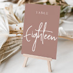 Tarjeta De Mesa Tabla con guiones a mano de Terracotta DIECIOCHO<br><div class="desc">Tarjetas simples y de moda de números de tabla en color tierra Terracota y blanco hacen una declaración elegante en su boda o evento. Las funciones de diseño "table [number]" se encuentran en una mezcla de letras clásicas de sif y manuscritas. El diseño se repite en ambos lados. Las tarjetas...</div>