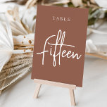 Tarjeta De Mesa Tabla con guiones a mano dura QUINCE<br><div class="desc">Las tarjetas de número de tabla simple y de moda en color de tierra rojizo marrón y blanco hacen una declaración elegante en su boda o evento. Las funciones de diseño "table [number]" se encuentran en una mezcla de letras clásicas de sif y manuscritas. El diseño se repite en ambos...</div>