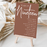 Tarjeta De Mesa Tabla con guiones de mano de roya 11   nombres de<br><div class="desc">Las tarjetas de número de tabla simple y de moda en color de tierra rojizo marrón y blanco hacen una declaración elegante en su boda o evento. Las funciones de diseño "table [number]" se encuentran en una mezcla impresionante de letras clásicas de sif y manuscritas, con nombres de invitados individuales...</div>