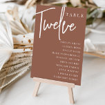 Tarjeta De Mesa Tabla con guiones de mano de roya DOBLE   Nombres<br><div class="desc">Las tarjetas de número de tabla simple y de moda en color de tierra rojizo marrón y blanco hacen una declaración elegante en su boda o evento. Las funciones de diseño "table [number]" se encuentran en una mezcla impresionante de letras clásicas de sif y manuscritas, con nombres de invitados individuales...</div>
