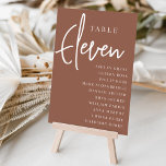 Tarjeta De Mesa Tabla con guiones de mano de roya ELEVEN   Nombres<br><div class="desc">Las tarjetas de número de tabla simple y de moda en color de tierra rojizo marrón y blanco hacen una declaración elegante en su boda o evento. Las funciones de diseño "table [number]" se encuentran en una mezcla impresionante de letras clásicas de sif y manuscritas, con nombres de invitados individuales...</div>