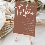 Tarjeta De Mesa Tabla con guiones de mano de roya TRECE   Nombres<br><div class="desc">Las tarjetas de número de tabla simple y de moda en color de tierra rojizo marrón y blanco hacen una declaración elegante en su boda o evento. Las funciones de diseño "table [number]" se encuentran en una mezcla impresionante de letras clásicas de sif y manuscritas, con nombres de invitados individuales...</div>