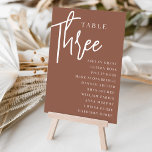 Tarjeta De Mesa Tabla con guiones de mano de roya TRES   Nombres d<br><div class="desc">Las tarjetas de número de tabla simple y de moda en color de tierra rojizo marrón y blanco hacen una declaración elegante en su boda o evento. Las funciones de diseño "table [number]" se encuentran en una mezcla impresionante de letras clásicas de sif y manuscritas, con nombres de invitados individuales...</div>
