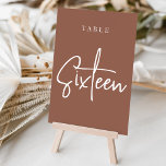 Tarjeta De Mesa Tabla con guiones de mano dura SESENTA<br><div class="desc">Las tarjetas de número de tabla simple y de moda en color de tierra rojizo marrón y blanco hacen una declaración elegante en su boda o evento. Las funciones de diseño "table [number]" se encuentran en una mezcla de letras clásicas de sif y manuscritas. El diseño se repite en ambos...</div>