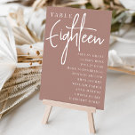 Tarjeta De Mesa Tabla con guiones de Terracota DIECIOCHO   Nombres<br><div class="desc">Tarjetas simples y de moda de números de tabla en color tierra Terracota y blanco hacen una declaración elegante en su boda o evento. Las funciones de diseño "table [number]" se encuentran en una mezcla impresionante de letras clásicas de sif y manuscritas, con nombres de invitados individuales debajo. El diseño...</div>