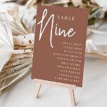 Tarjeta De Mesa Tabla de guiones de mano de óxido NINE   nombres d<br><div class="desc">Las tarjetas de número de tabla simple y de moda en color de tierra rojizo marrón y blanco hacen una declaración elegante en su boda o evento. Las funciones de diseño "table [number]" se encuentran en una mezcla impresionante de letras clásicas de sif y manuscritas, con nombres de invitados individuales...</div>