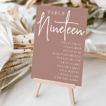 Tarjeta De Mesa Tabla de guiones de Terracotta NINCE Nombres de in<br><div class="desc">Las tarjetas de número de tabla simples y de moda en Terracota y blanco hacen una declaración elegante en su boda o evento. Las funciones de diseño "table [number]" se encuentran en una mezcla impresionante de letras clásicas de sif y manuscritas, con nombres de invitados individuales debajo. El diseño se...</div>